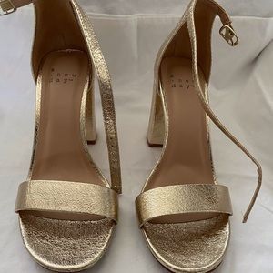 GOLD CHUNKY HEEL SANDALS